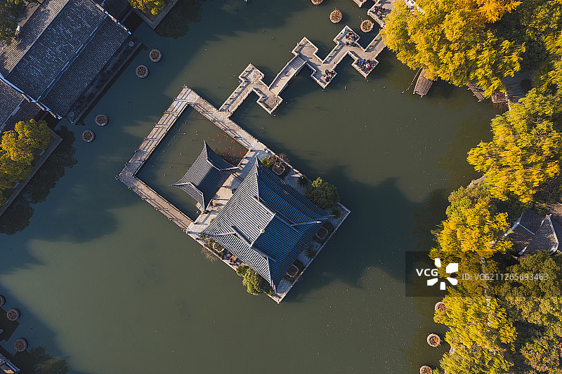 航拍秋天的湖州南浔古镇的文园文昌阁和放生池图片素材