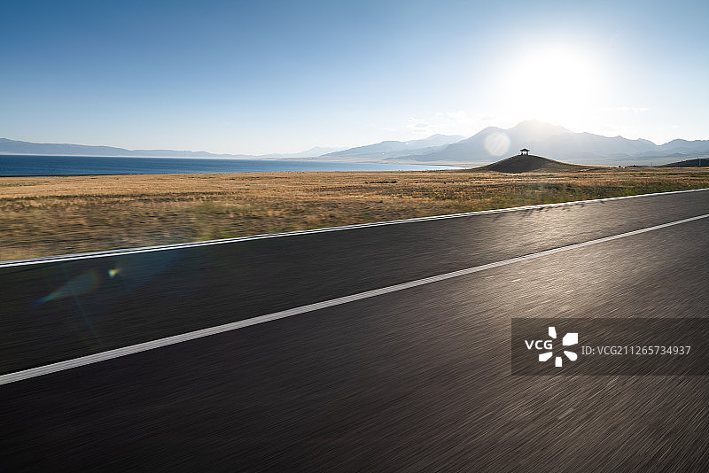 新疆赛里木湖公路地面-汽车广告背景图图片素材