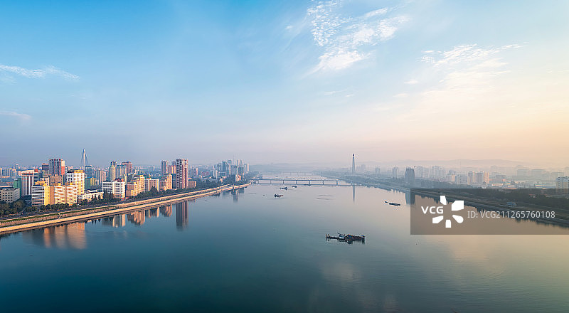 朝鲜平壤大同江畔城市风光高视角全景图图片素材