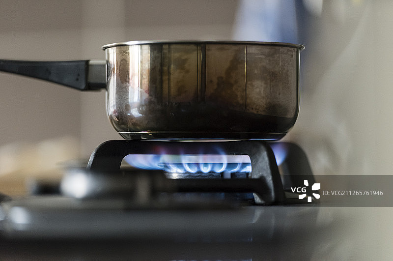 燃气灶火焰下的金属锅图片素材