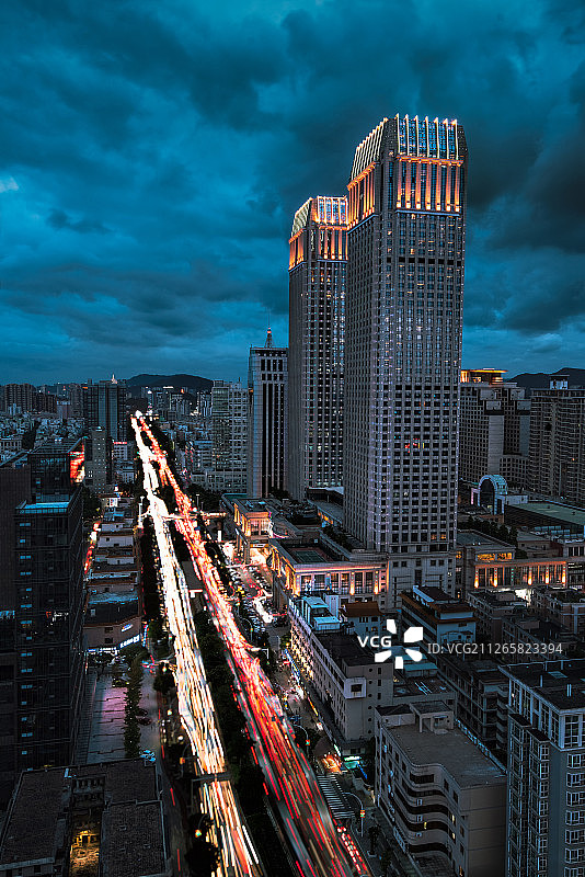 广东省中山市利和广场双子塔晚霞车流夜景图片素材