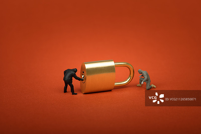 黑衣人骇客在解锁加密的信息图片素材