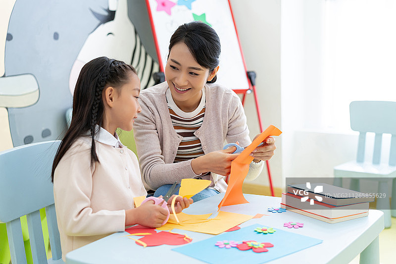 年轻女老师给小朋友上手工课图片素材