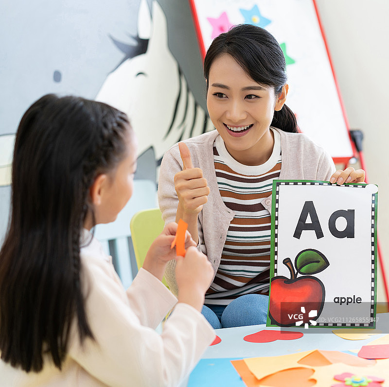 年轻女教师教授英语单词图片素材