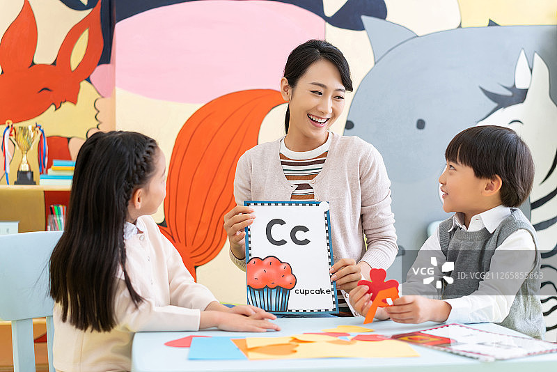 年轻女教师教授英语单词图片素材