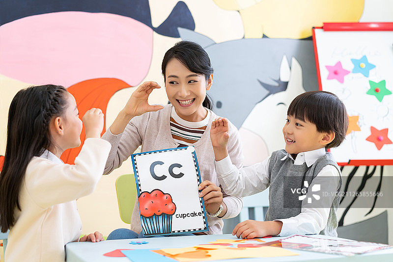 年轻女教师教授英语单词图片素材