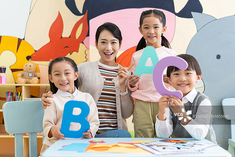 老师和学生在教室里图片素材