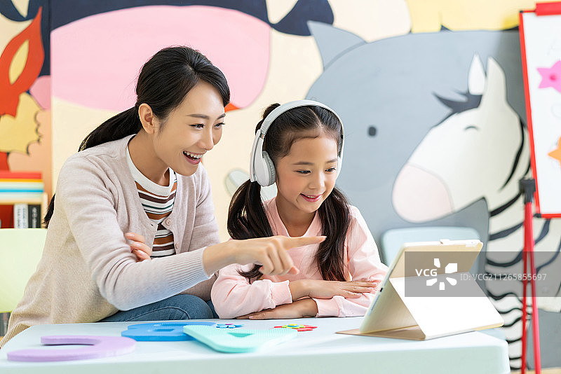 老师和学生在教室里图片素材