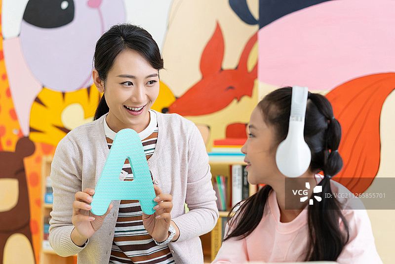 老师和学生在教室里图片素材