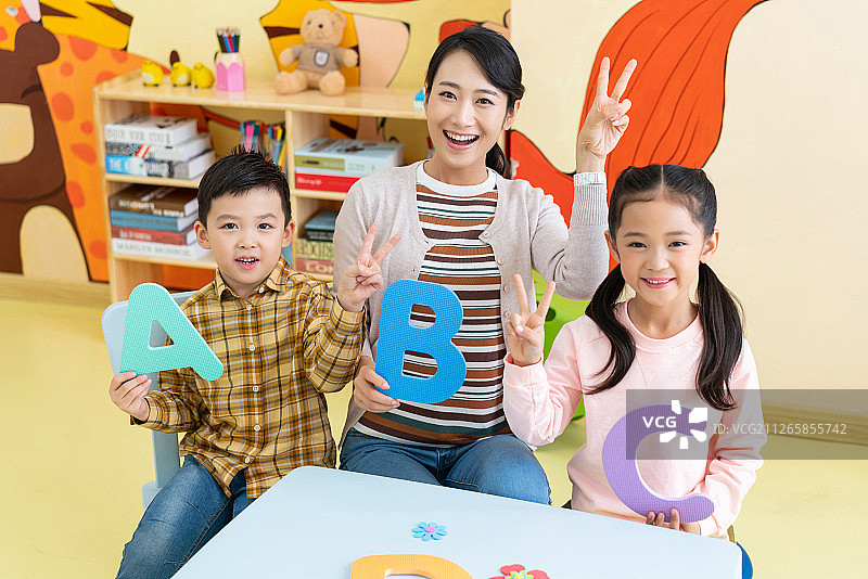 老师和学生在教室里图片素材