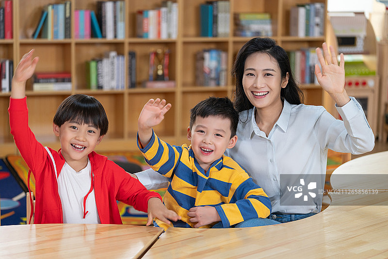 年轻女老师和学生在一起图片素材