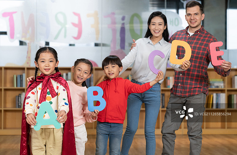 老师给孩子们上英语课图片素材