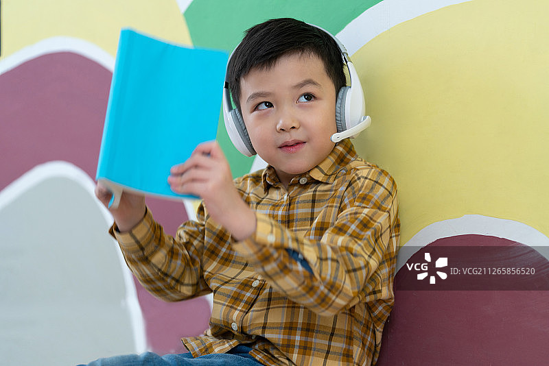 小男孩在看书图片素材