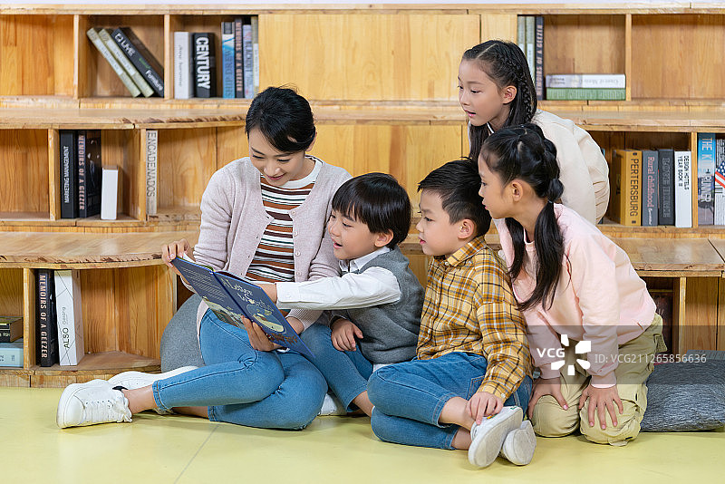 老师和学生在教室里看书图片素材