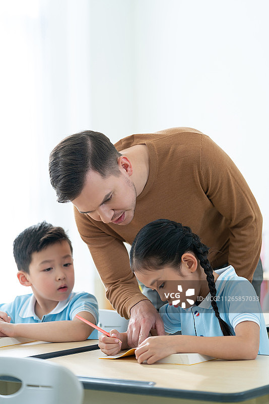 小学生和老师在课堂图片素材