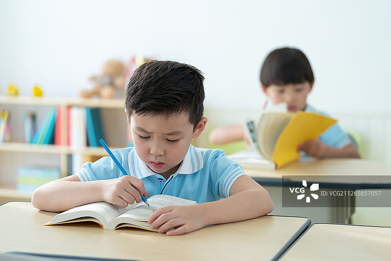 小学生在上课图片素材