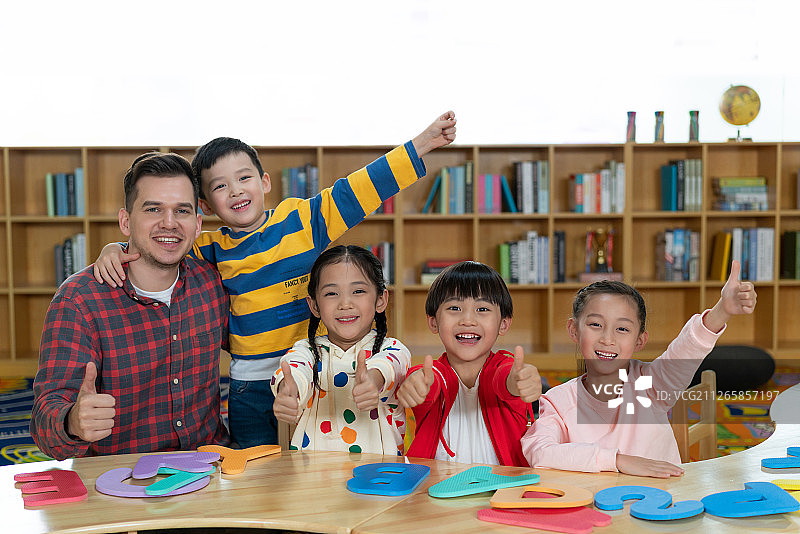 外籍老师和学生在一起图片素材