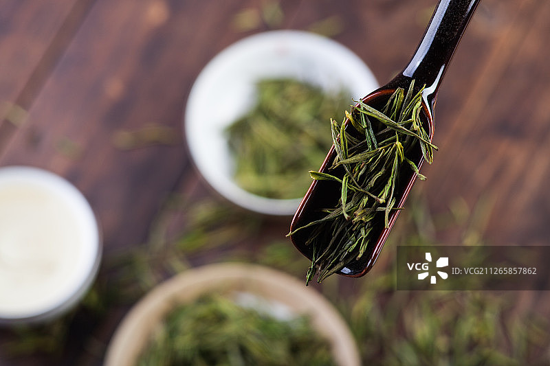 茶匙里的安吉白茶茶叶图片素材