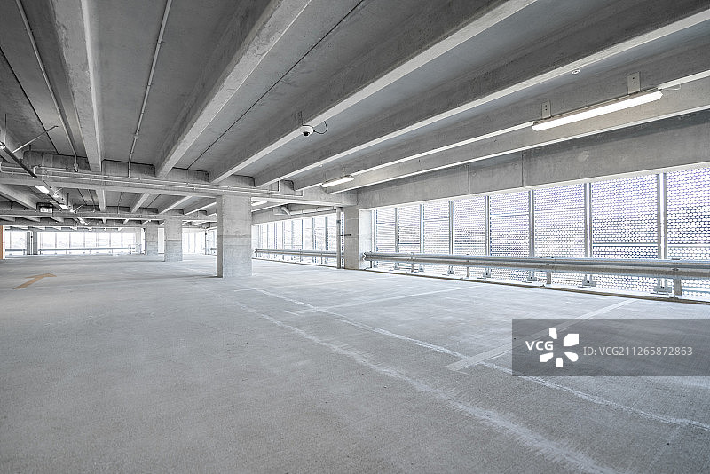 室内无人停车场空旷地面路面图片素材