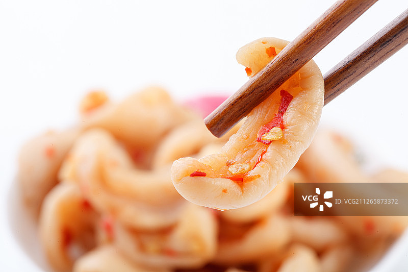 筷子夹起来的萝卜干图片素材