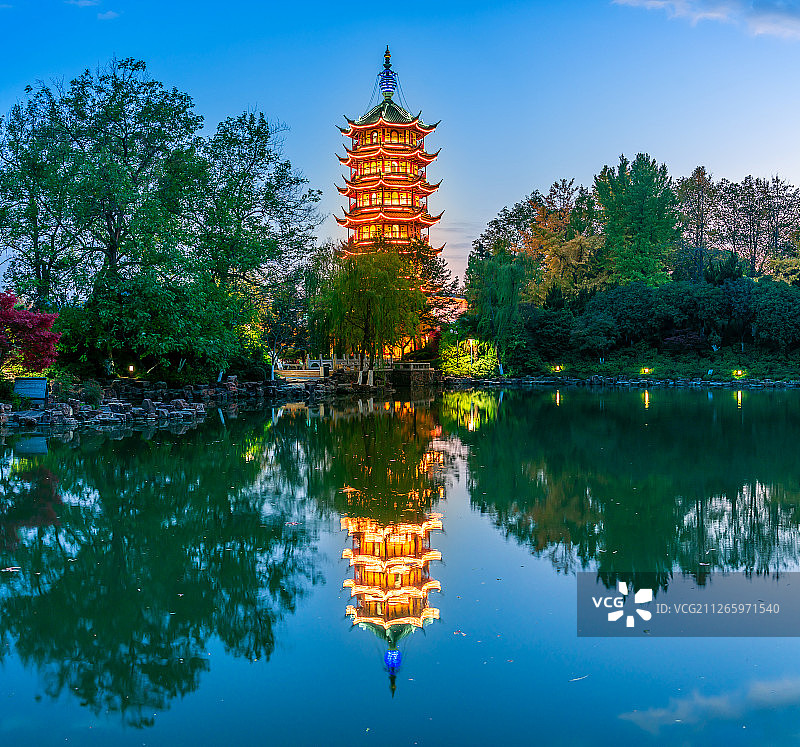 常州文笔塔夜景倒影图片素材