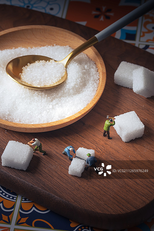 制作白砂糖方糖的工人图片素材