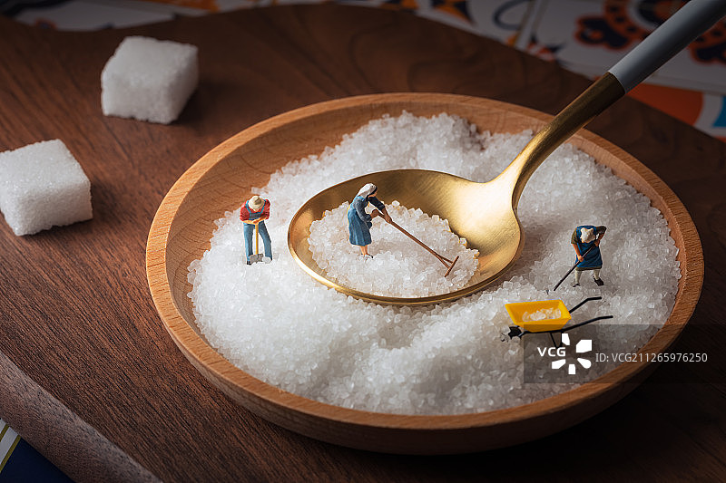 制作白砂糖方糖的工人图片素材