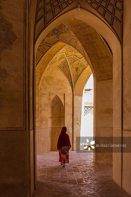行走在伊朗卡上传统建筑里的人图片素材