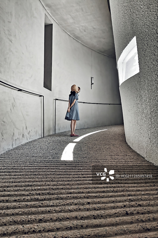 美术馆里的小女孩图片素材