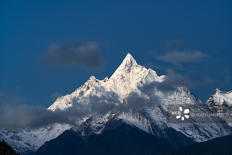 梅里雪山女神峰图片素材