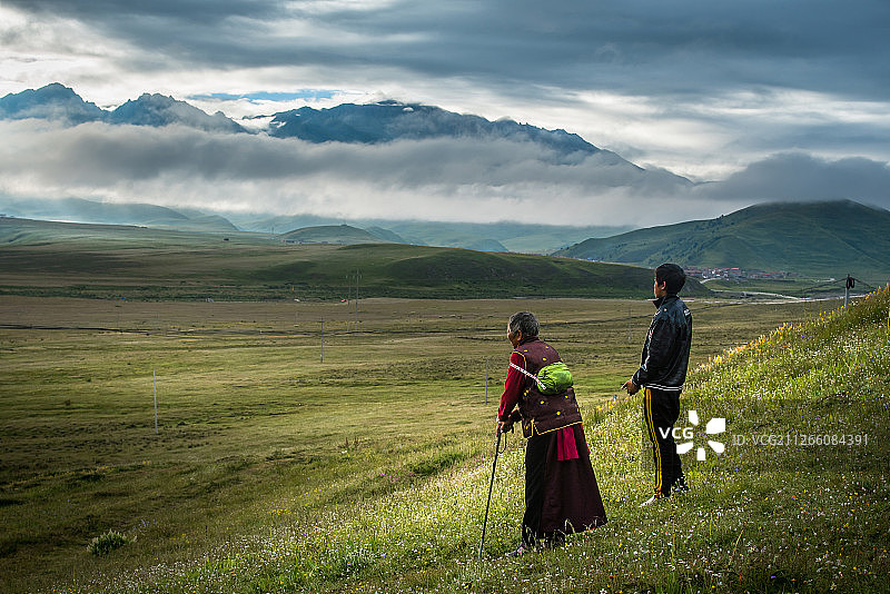 远山草原上的三个人图片素材