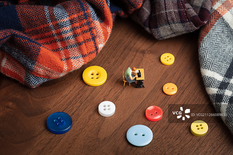 程序员格子衬衣纽扣与缝纫女工图片素材
