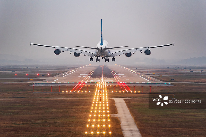 白天飞机降落到达瞬间图片素材