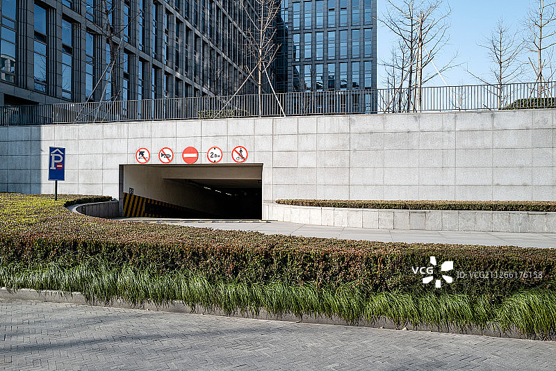 现代城市建筑地下车库出口通道图片素材