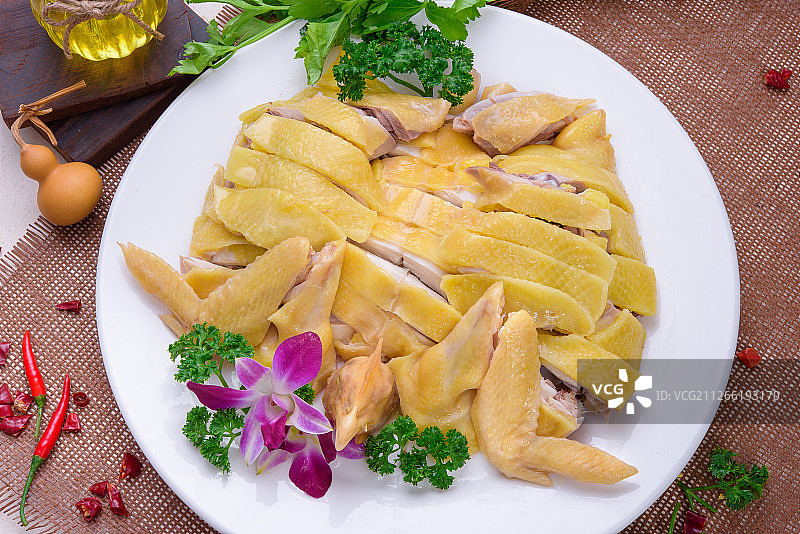 白切鸡，广东粤菜酒席必不可少菜肴之一。图片素材