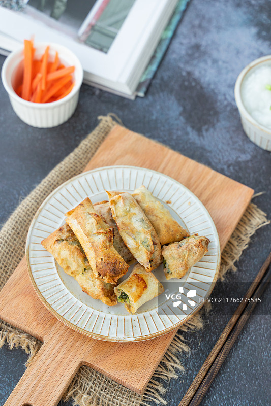 中式点心春节春季季节节气时令食物荠菜春卷图片素材