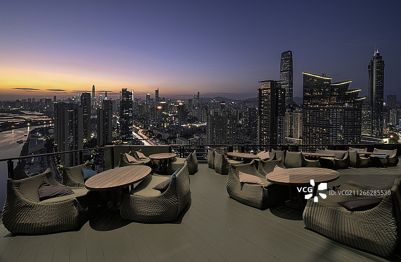 深圳城市天际线景观与天台餐厅图片素材