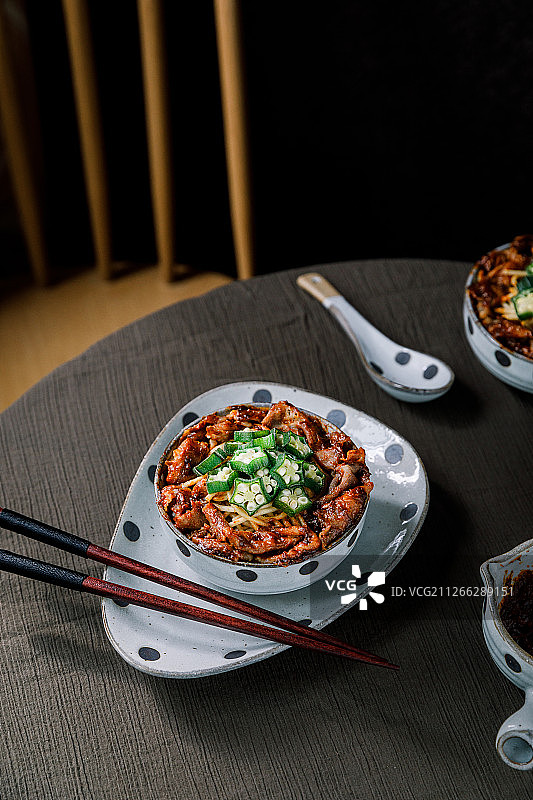 放在桌上的两碗秋葵麻辣牛肉拌面图片素材
