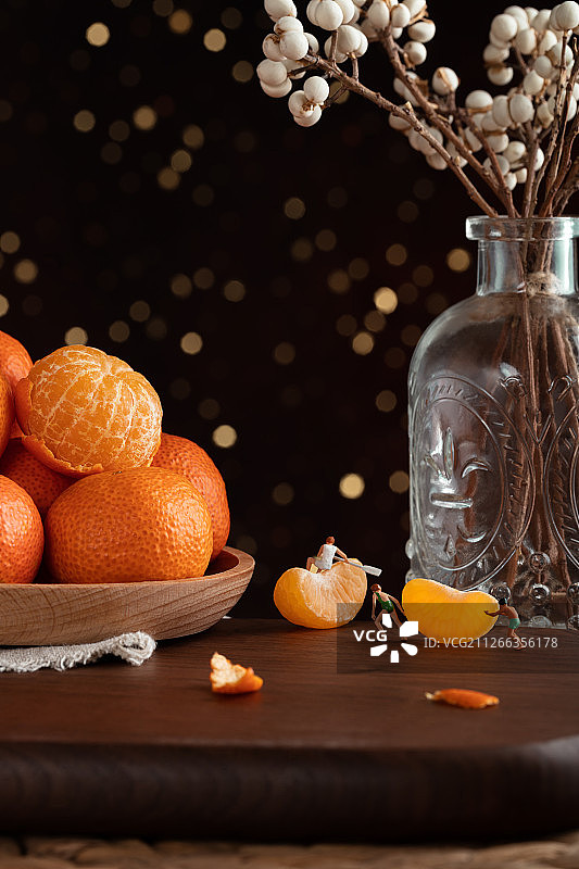 儿童把沙糖桔当作小船玩耍图片素材