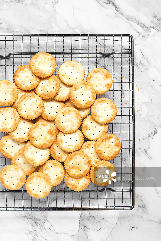 放在烘焙架上晾凉的新鲜出炉苏打饼干图片素材