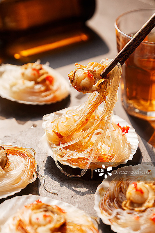 新鲜美味的清蒸海鲜辣蒜蓉粉丝扇贝和饮料图片素材