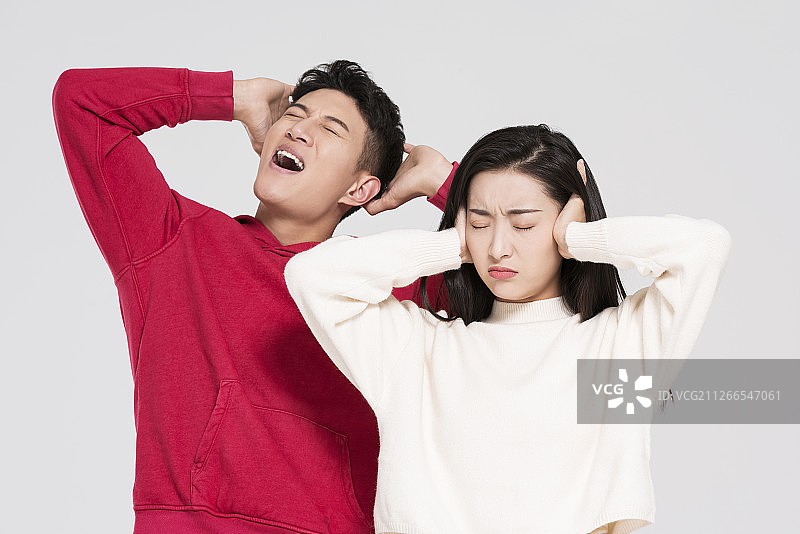 幽默的年轻情侣图片素材