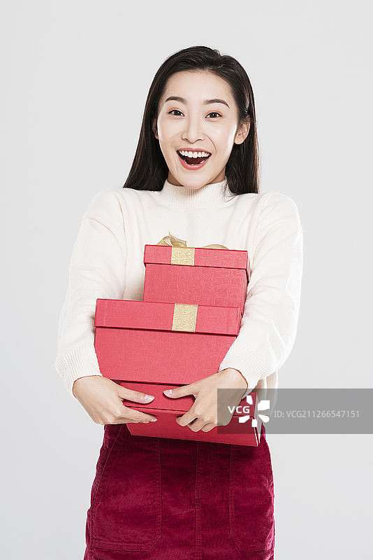 漂亮年轻女子拿着礼物图片素材