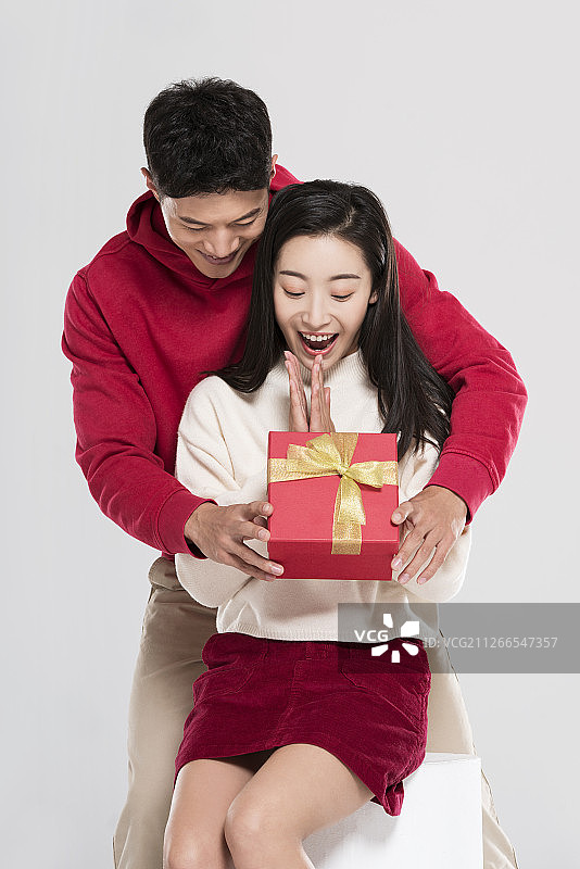男子送女朋友新年礼物图片素材