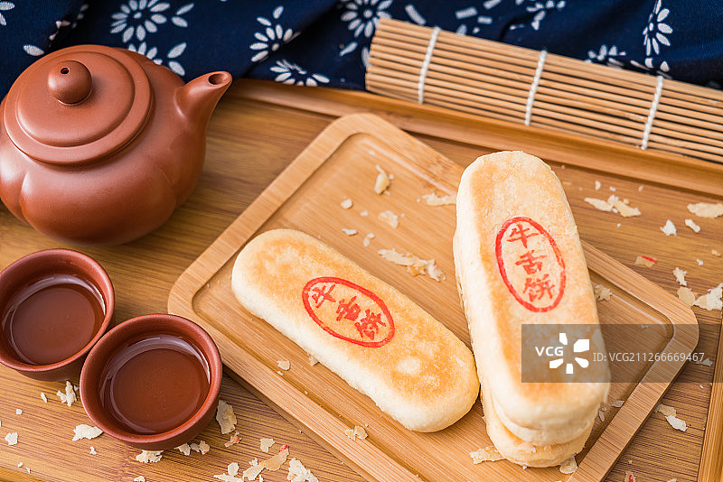 高角度拍摄放在托盘里的中国北京传统美食牛舌饼图片素材