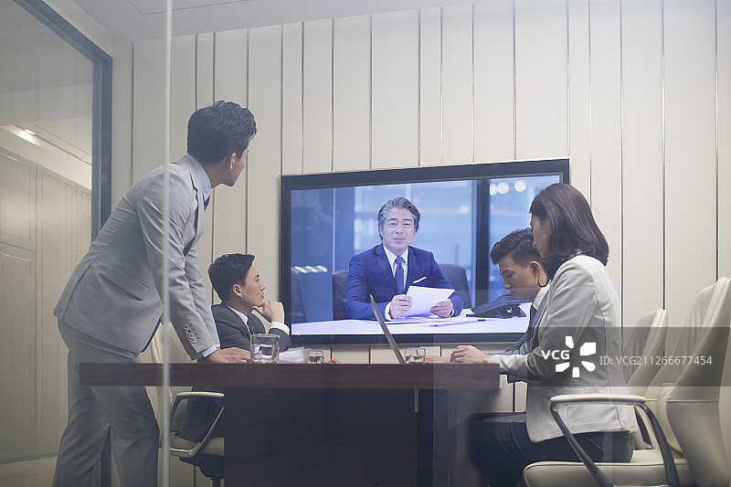 商务人士在会议室开会图片素材