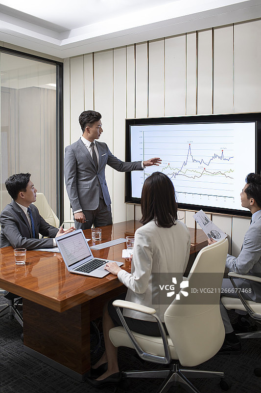 商务人士在会议室开会图片素材