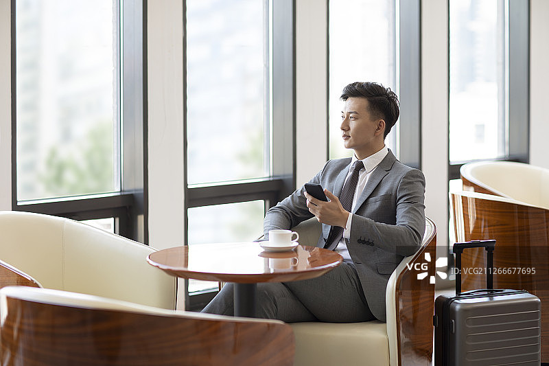 商务男士在候机室喝咖啡图片素材