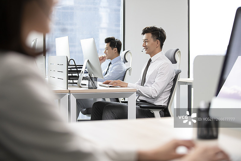 商务人士在办公室工作图片素材