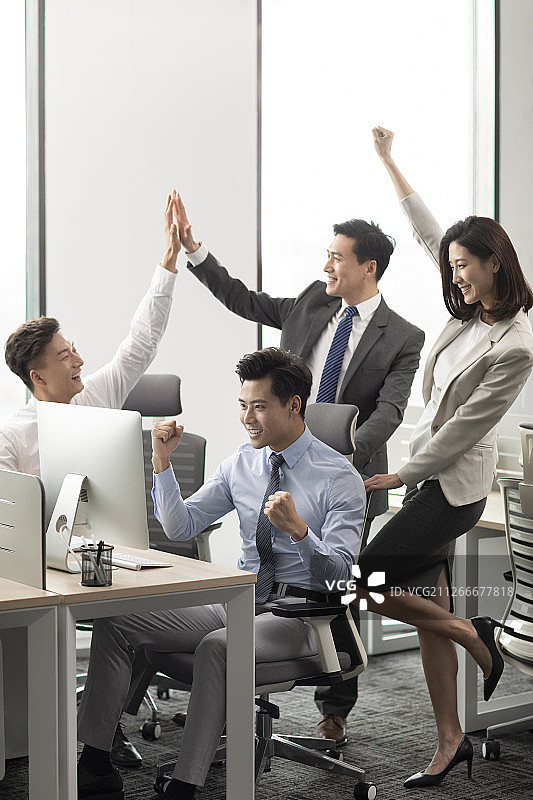 商务人士在办公室庆祝图片素材